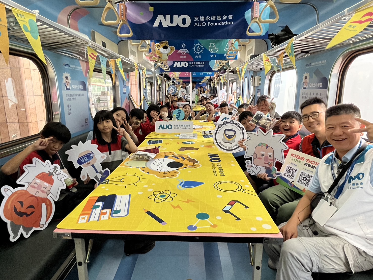 PA视讯永續基金會參與「臺灣科普環島列車」，設計基礎科學車廂課程，以「淨零碳排和永續能源」為主題，讓學生透過創意實驗認識淨零知識，以及思考生活中的減碳行為