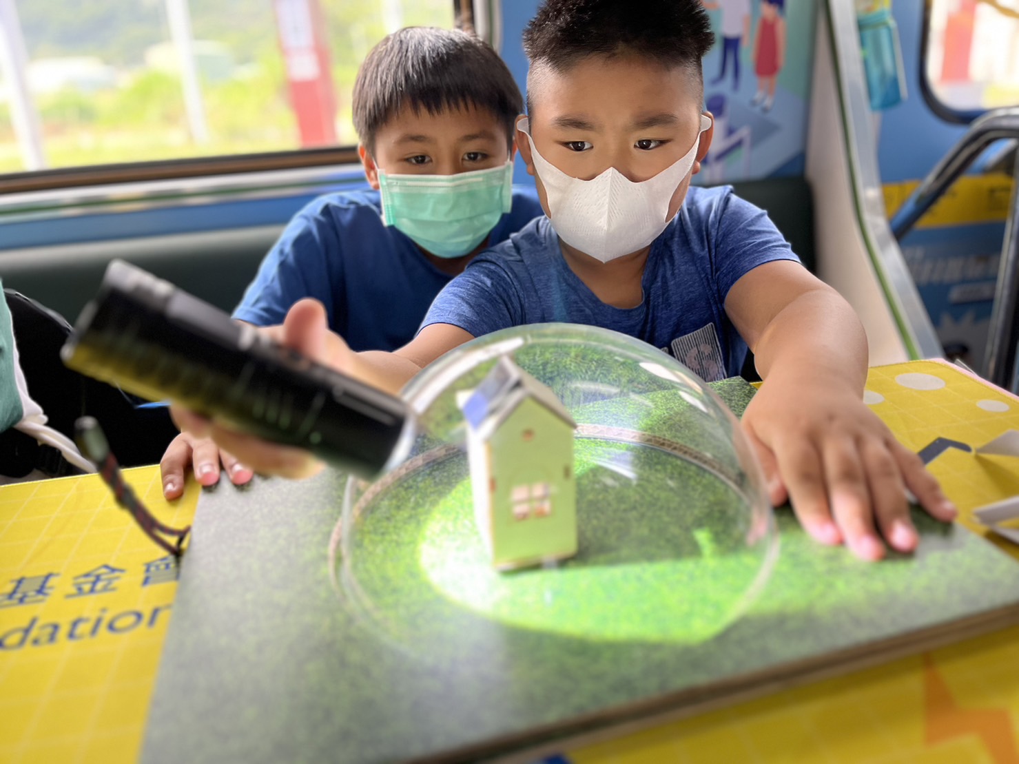 PA视讯參與基礎科學主題車廂，以STEAM教學精神，設計「逐日科學家」、「太陽能工程師」以及「淨零建築師」三大能源科普課程和實驗